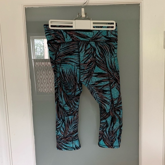 🌸Host Pick🌸 Lululemon Tight Stuff Crop Pant Palm Lace Tofino Teal Multi … - Picture 3 of 6